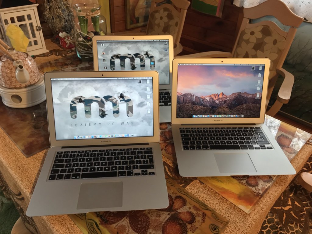 Trzy MacBooki na stole