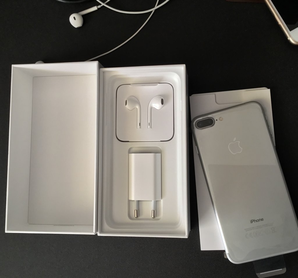 Odpakowany iPhone 7 plus, kolor srebrny