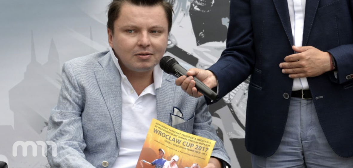 Bartłomiej Skrzyński udzielający wywiadu 