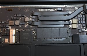 Dysk SSD s ukladem ARM i procesor pod radiatorem