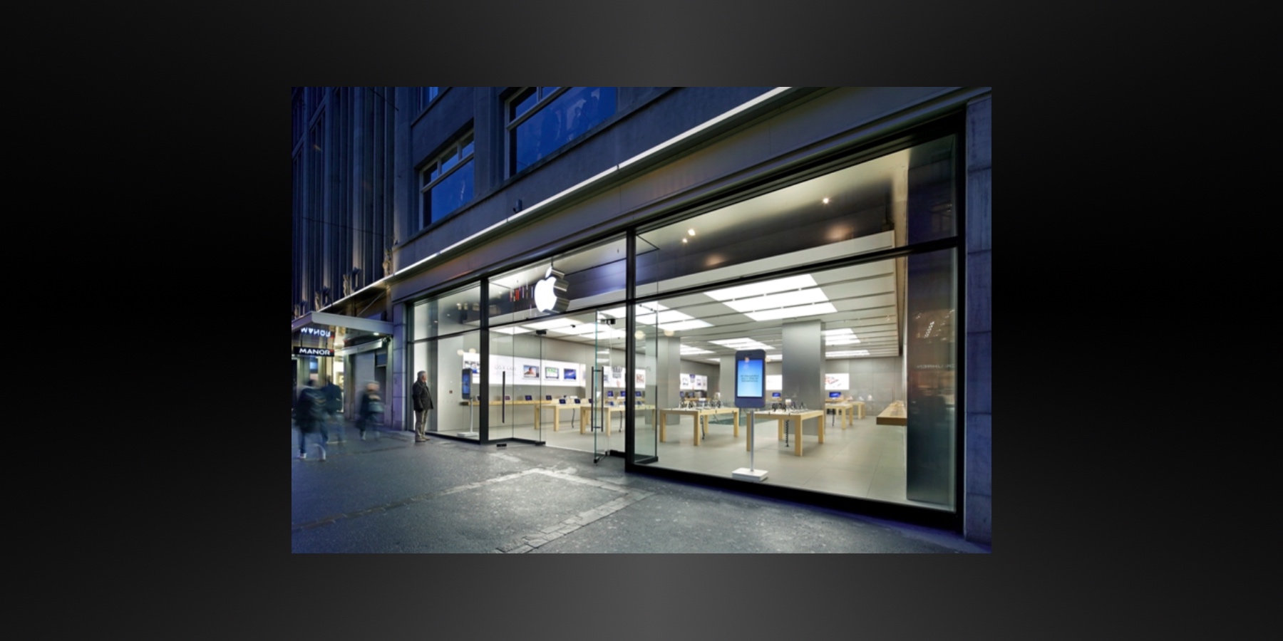 Incydent podczas wymiany baterii w Apple Store w Zurychu