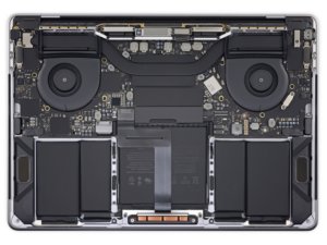 MacBook Pro 2018 13” od środka po zdjęciu pokrywy z klawiaturą
