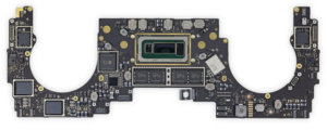 MacBook Pro 2018 13” od środka płyta główna