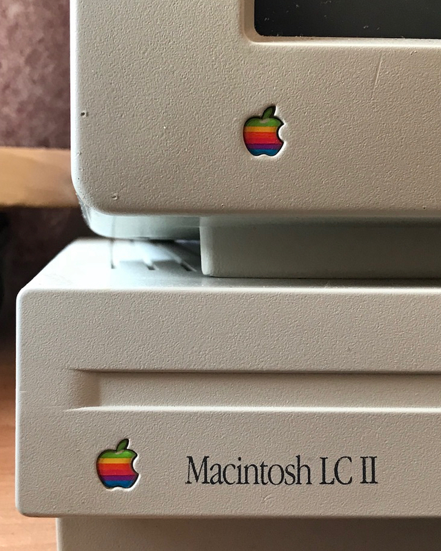 Macintosh LC z tęczowym logo Apple