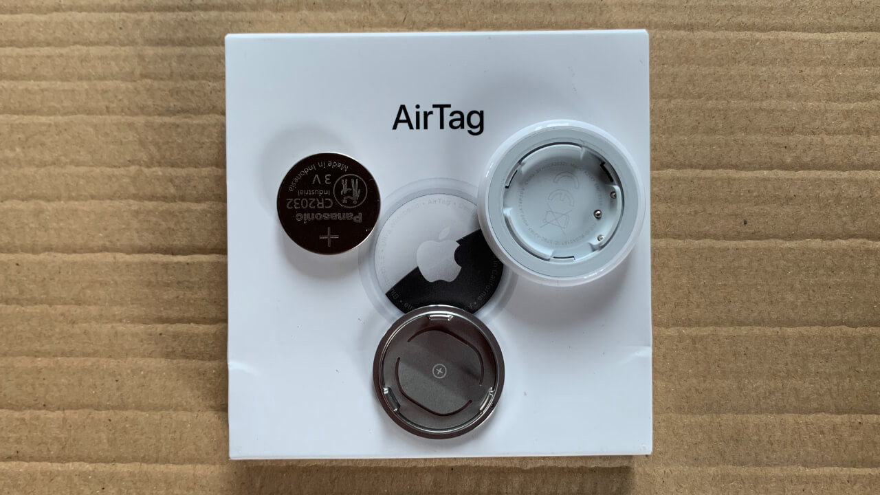 AirTag na pudełku, otwarty